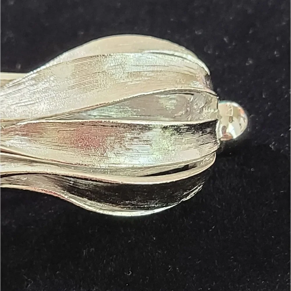 Vintage Droopy Daisy Brooch